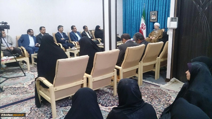 یدارمعاون حقوقی رئیس جمهور سرکار خانم دکتر امین زاده و خانم دکتر اثنی عشر مشاور امور بانوان استانداری اصفهان و جمعی ازمسوولین شهرکاشان بانماینده ولی فقیه و امام جمعه شهرستان کاشان