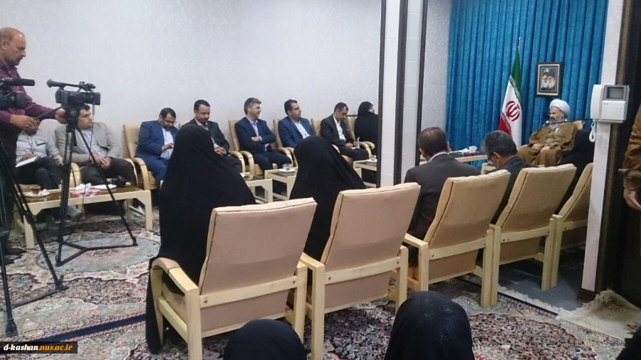 یدارمعاون حقوقی رئیس جمهور سرکار خانم دکتر امین زاده و خانم دکتر اثنی عشر مشاور امور بانوان استانداری اصفهان و جمعی ازمسوولین شهرکاشان بانماینده ولی فقیه و امام جمعه شهرستان کاشان