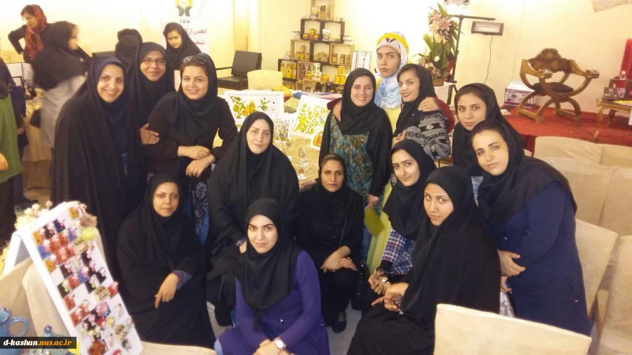 ضور دانشکده در نمایشگاهی از آثار بانوان هنرمند و کارآفرین کاشانی در هتل نگارستان کاشان