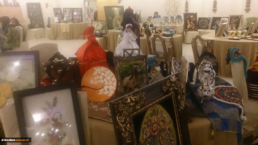 ضور دانشکده در نمایشگاهی از آثار بانوان هنرمند و کارآفرین کاشانی در هتل نگارستان کاشان