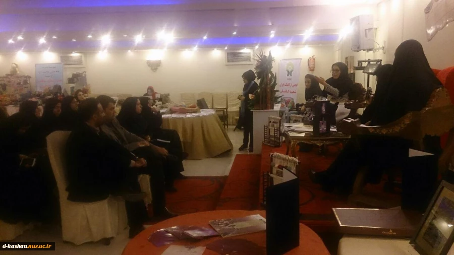 ضور دانشکده در نمایشگاهی از آثار بانوان هنرمند و کارآفرین کاشانی در هتل نگارستان کاشان