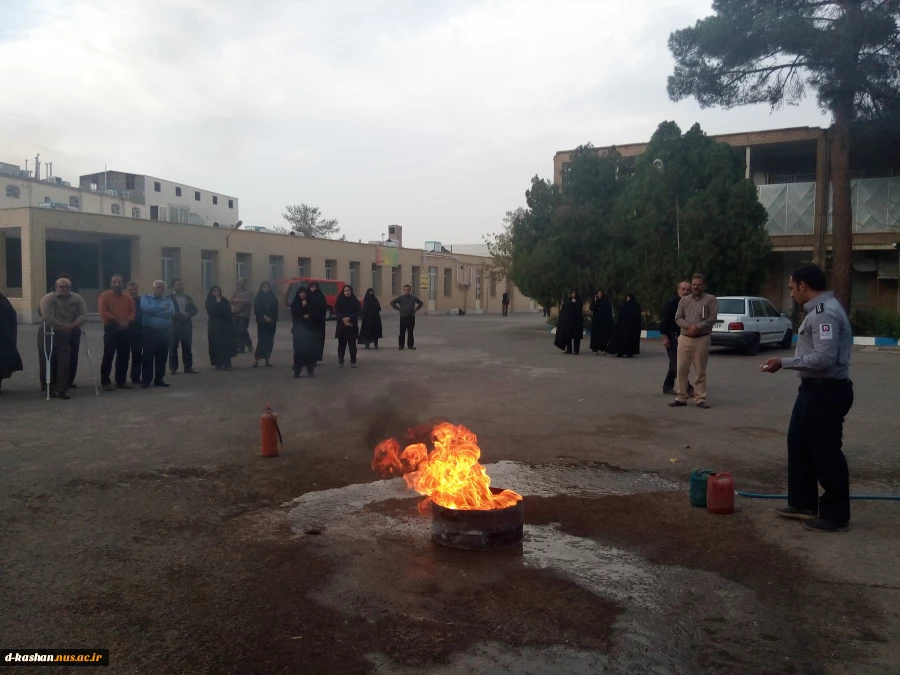 برگزاری دوره آتش نشانی و اطفا حریق در دانشکده