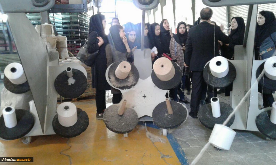 بازدید دانشجویان رشته فرش از کارخانه فرش ماشینی آسمان کاشان