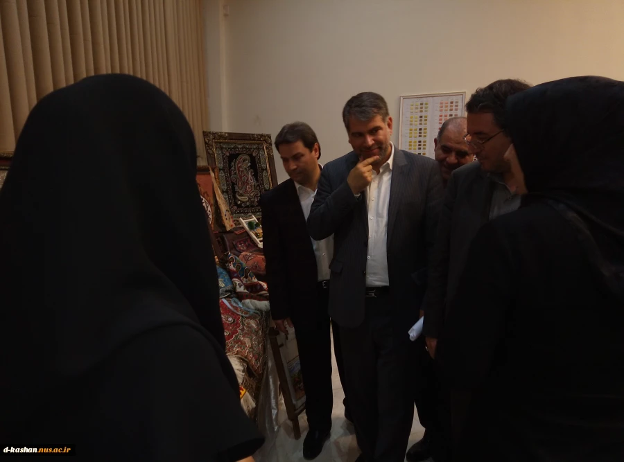 بازدید وزیر صنعت، معدن وتجارت جناب آقای دکتر رضا رحمانی و هیئت همراه به همراه نماینده محترم شهرستان کاشان در مجلس شورای اسلامی جناب آقای ساداتی نژاد از غرفه کارآفرینی و دستاوردهای دانشجویان دانشکده فنی وحرفه ای دختران کاشان